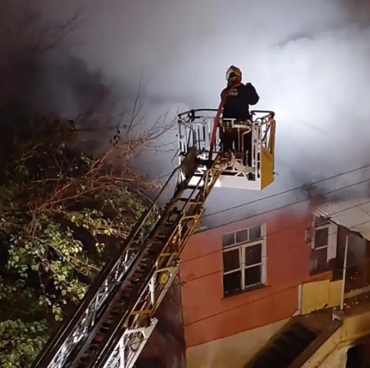 SAMSUN'UN ÇARŞAMBA İLÇESİNDE İKİ KATLI MÜSTAKİL BİNADA ÇIKAN YANGINDA BİR KİŞİ HAYATINI...