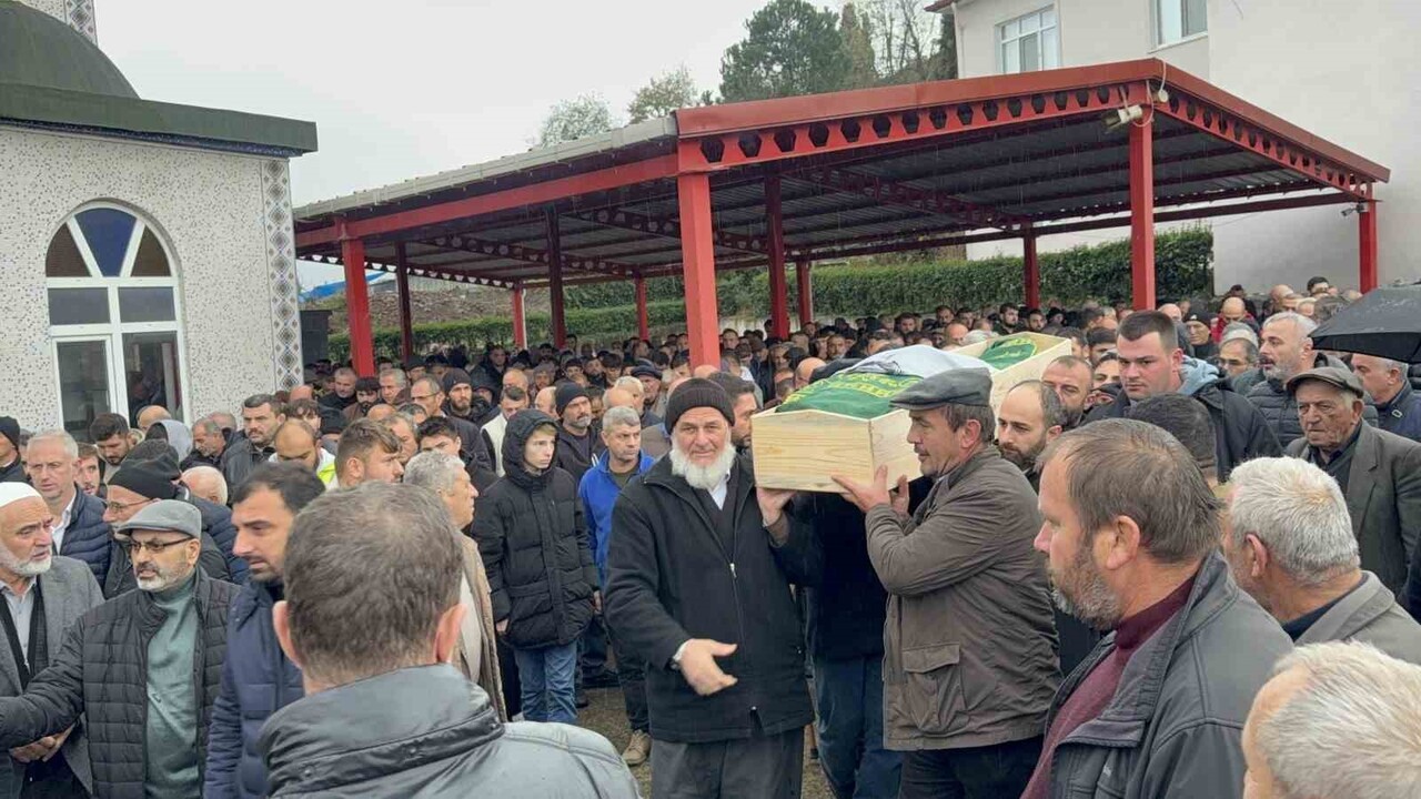 SAMSUN’DA AHIRIN ÖNÜNDE ÇALIŞAN SİLAJ MAKİNESİNİN ŞAFTINA KOLUNU KAPTIRARAK HAYATINI KAYBEDEN 10...