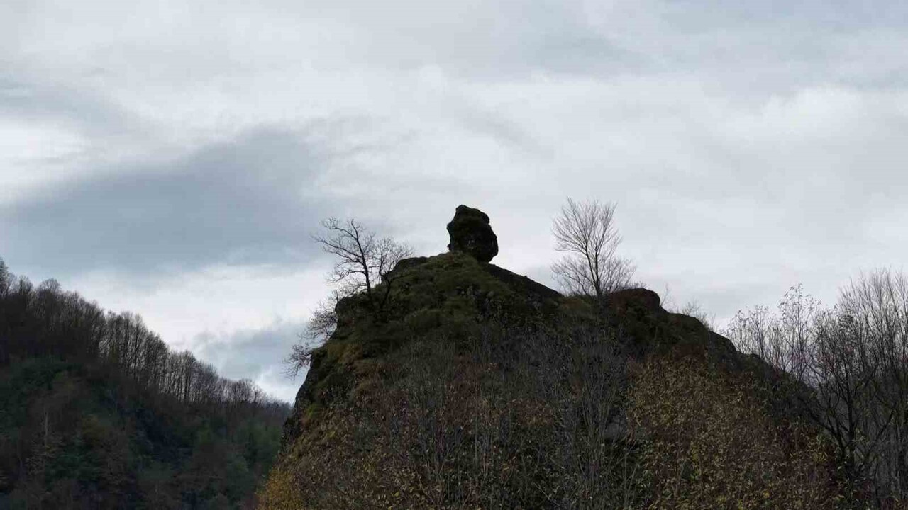 SAMSUN’DA BİR YAMAÇTA BULUNAN VE DİKKAT ÇEKİCİ GÖRÜNTÜSÜYLE İLGİ UYANDIRAN KAYA PARÇASI, MAHALLE...