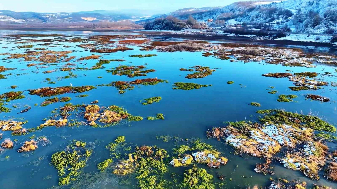 SAMSUN’DA BULUNAN LADİK GÖLÜ, KAR YAĞIŞININ ETKİSİYLE ADETA BEYAZ GELİNLİĞİNİ GİYDİ. GÖLÜN EŞSİZ...