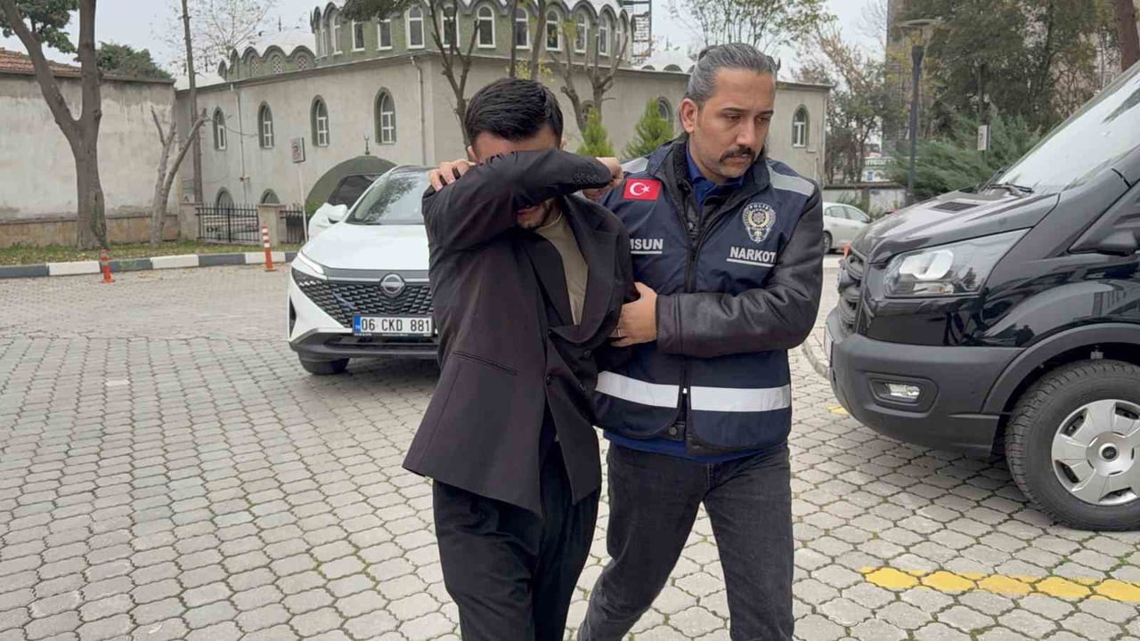 SAMSUN’DA UYUŞTURUCU İLE MÜCADELE KAPSAMINDA YÜRÜTÜLEN ÇALIŞMALAR ÇERÇEVESİNDE 50 GRAM KOKAİN İLE...