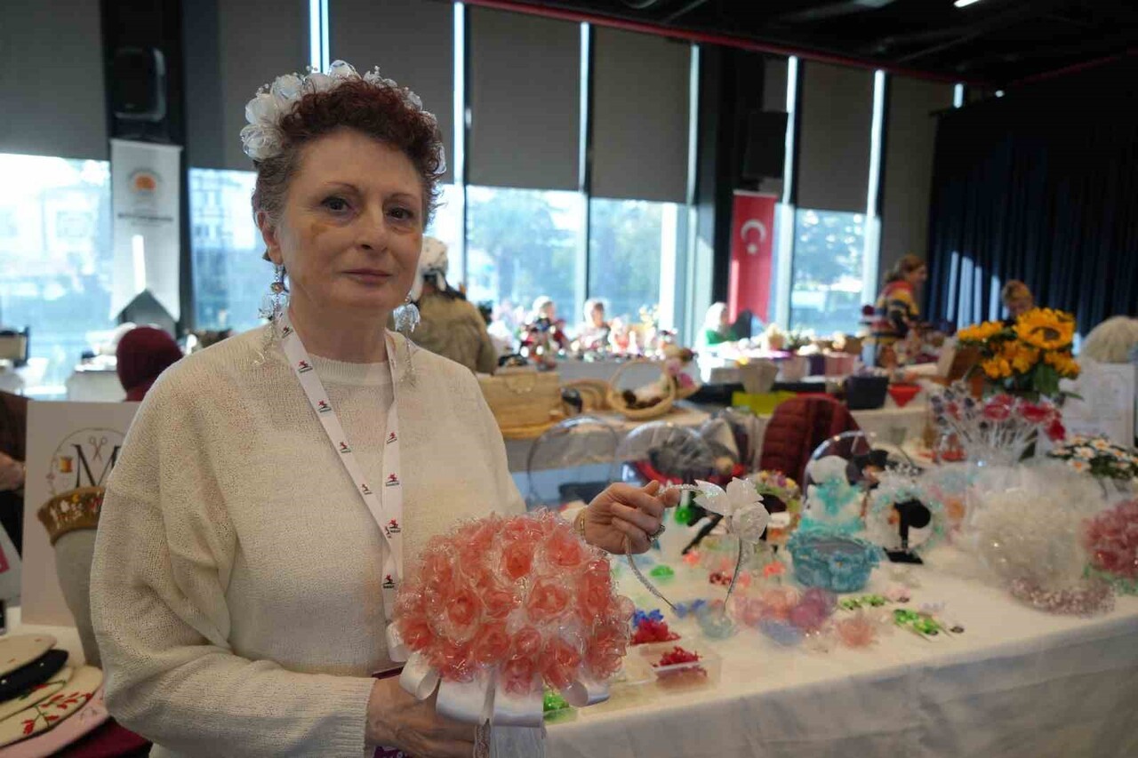 SAMSUN’DA YAŞAYAN EMEKLİ MİMAR YEŞİM SOYSAL (60) ATIK PLASTİK ŞİŞELERİ ÇİÇEK, GELİN TACI VE...