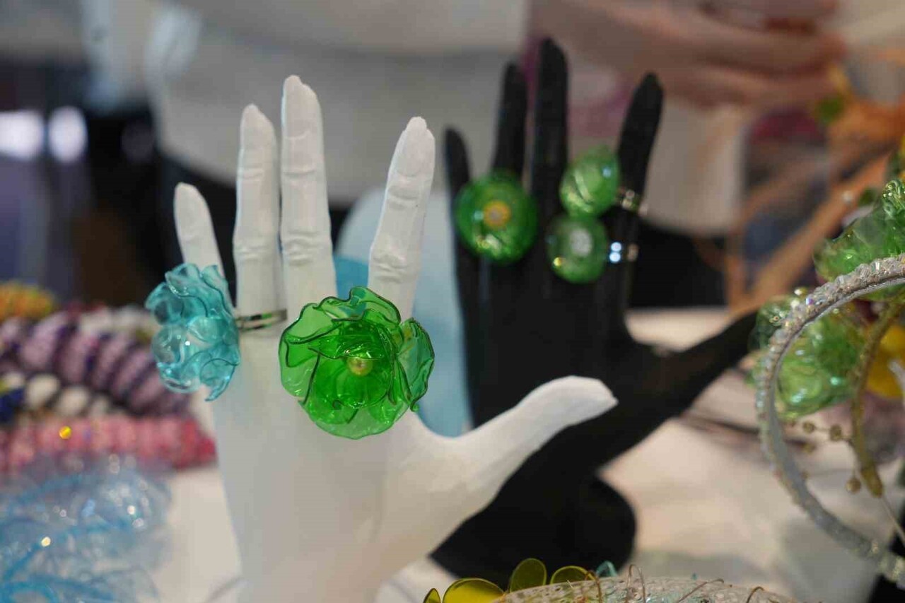 SAMSUN’DA YAŞAYAN EMEKLİ MİMAR YEŞİM SOYSAL (60) ATIK PLASTİK ŞİŞELERİ ÇİÇEK, GELİN TACI VE...