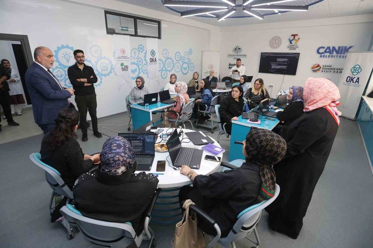SAMSUN’UN CANİK BELEDİYESİ'NİN GERÇEKLEŞTİRDİĞİ 'GİRİŞİMCİ KADINLAR İÇİN YAPAY ZEKÂ VE...