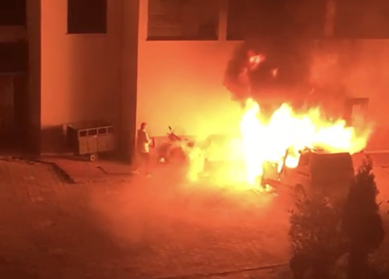 SAMSUN’UN İLKADIM İLÇESİNDE GECE SAATLERİNDE PARK HALİNDEKİ BİR OTOMOBİL ÇIKAN YANGINDA TAMAMEN...