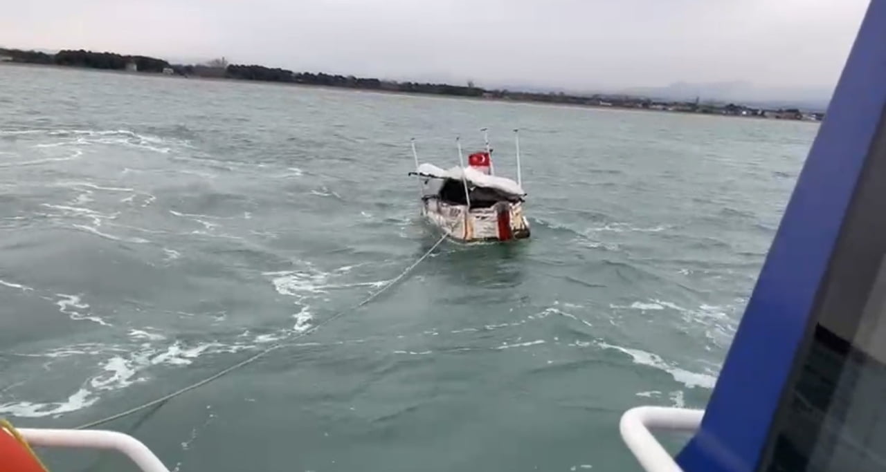 SAMSUN’UN TEKKEKÖY İLÇESİ AÇIKLARINDA HALATLARININ ÇÖZÜLMESİ SONUCU SÜRÜKLENMEYE BAŞLAYAN VE BATMA...