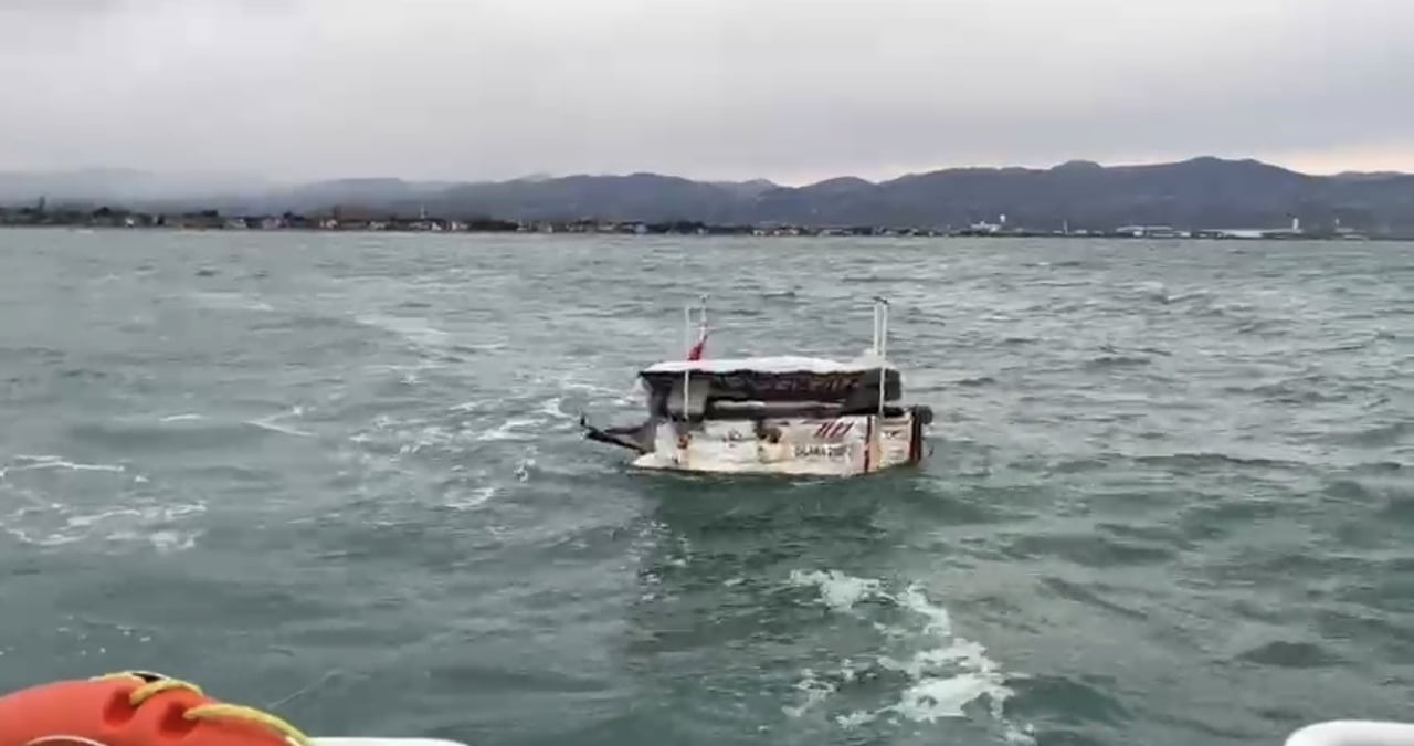 SAMSUN’UN TEKKEKÖY İLÇESİ AÇIKLARINDA HALATLARININ ÇÖZÜLMESİ SONUCU SÜRÜKLENMEYE BAŞLAYAN VE BATMA...