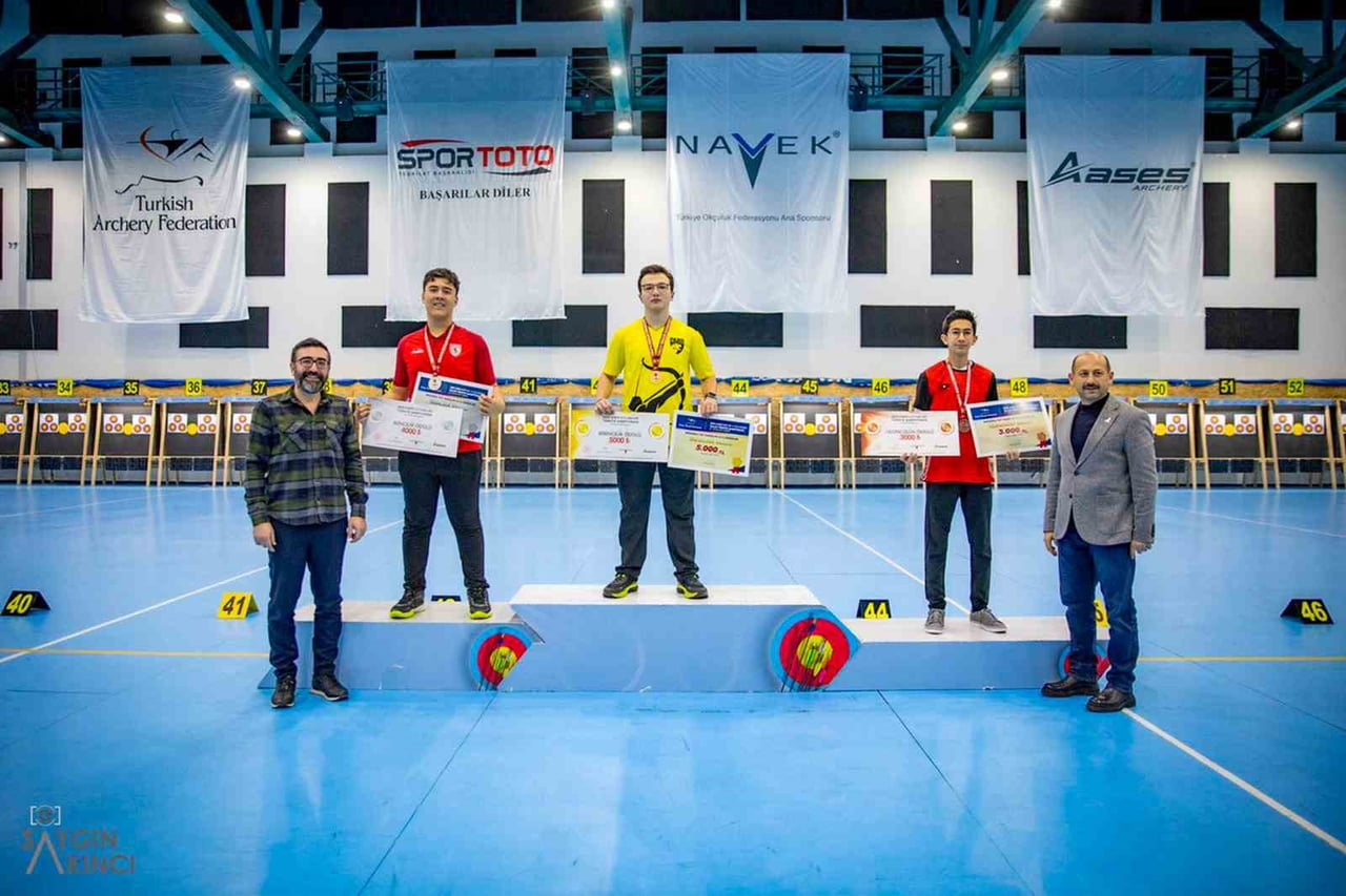 SAMSUNSPOR OKÇULUK TAKIMI SPORCUSU METİN MERT VAROL, SIRALAMA ATIŞLARINDA 300 VE 296 OLMAK ÜZERE...