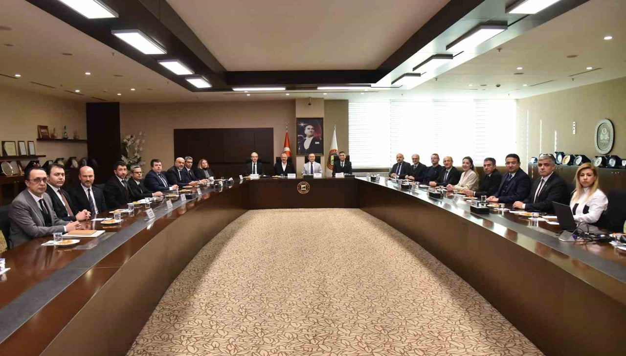 SANAYİNİN DİJİTAL DÖNÜŞÜMÜ VE YAPAY ZEKÂ UYGULAMALARININ REKABET GÜCÜ, VERİMLİLİK VE...