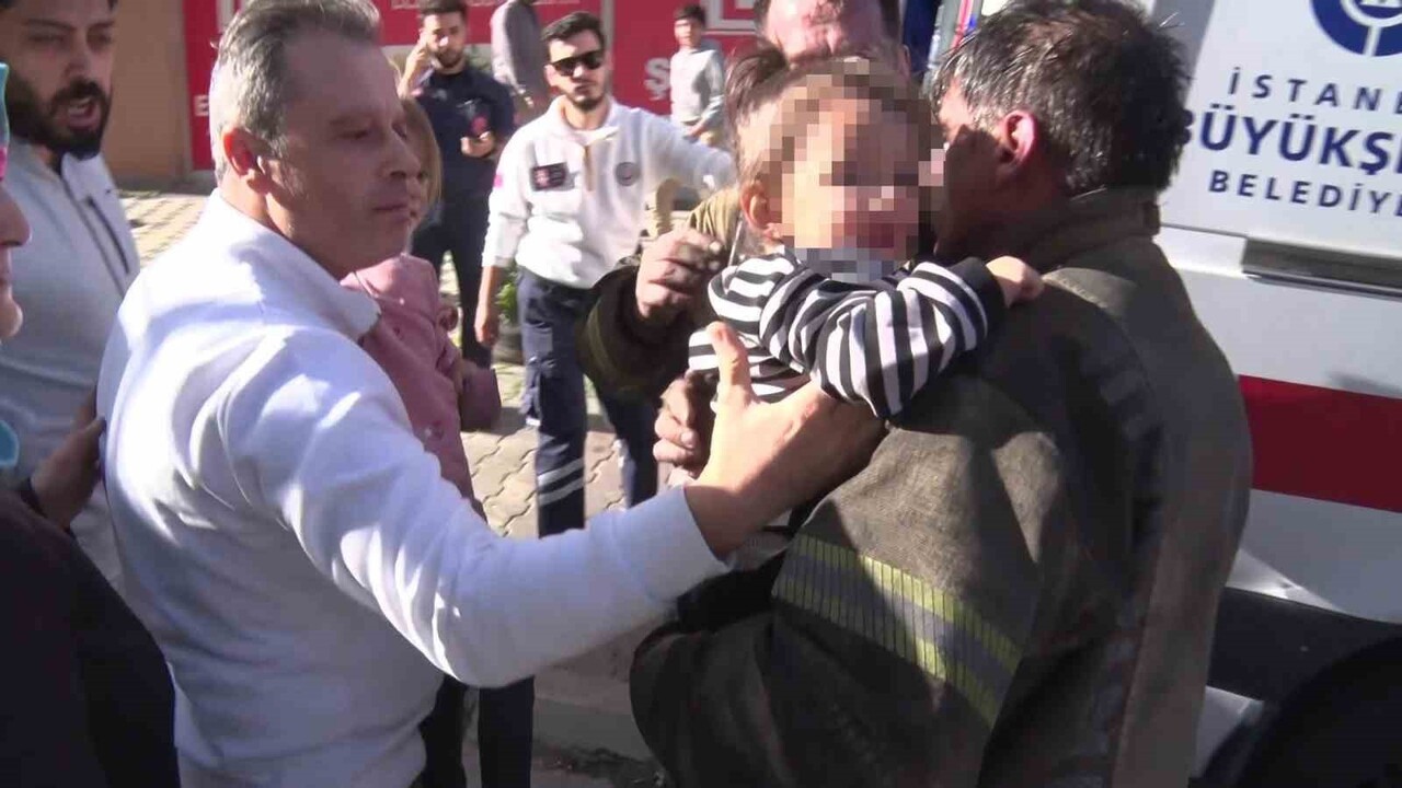SANCAKTEPE'DE 4 KATLI BİR BİNANIN ASANSÖRÜNDE ÇIKAN YANGINDA ANNE VE ÇOCUĞU MAHSUR KALDI. İTFAİYE...