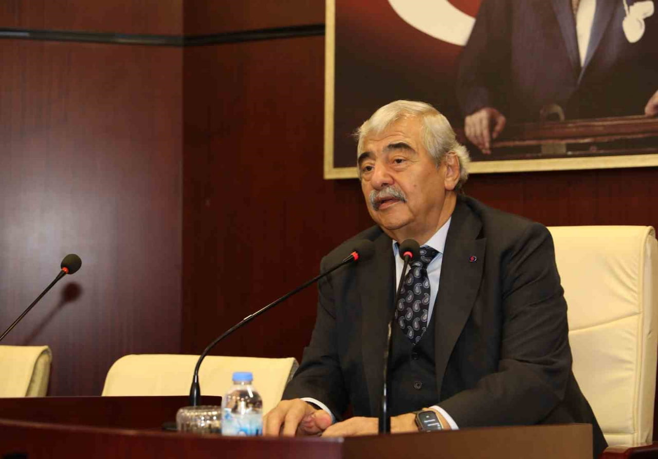 SANKO HOLDİNG ONURSAL BAŞKANI ABDULKADİR KONUKOĞLU, ÜNİVERSİTE EĞİTİMİ ALAN, YABANCI DİL BİLEN...