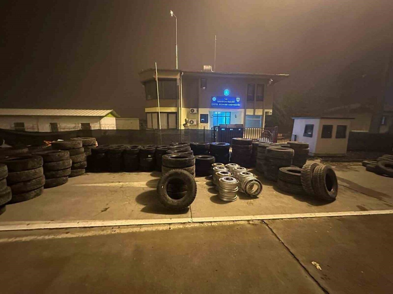 ŞANLIURFA'DA JANDARMA EKİPLERİ TARAFINDAN DURDURULAN BİR ÇEKİCİDE YAPILAN KONTROLLERDE PİYASA...