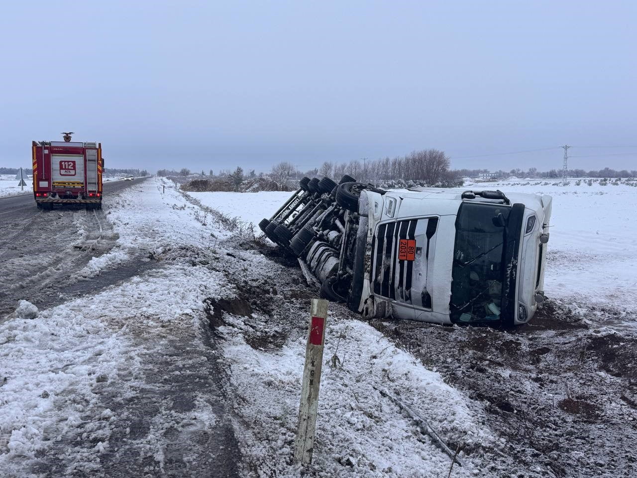 ŞANLIURFA'DA KAR VE BUZLANMA NEDENİYLE KONTROLDEN ÇIKARAK DEVRİLEN ASİT YÜKLÜ TANKERİN SÜRÜCÜSÜ...