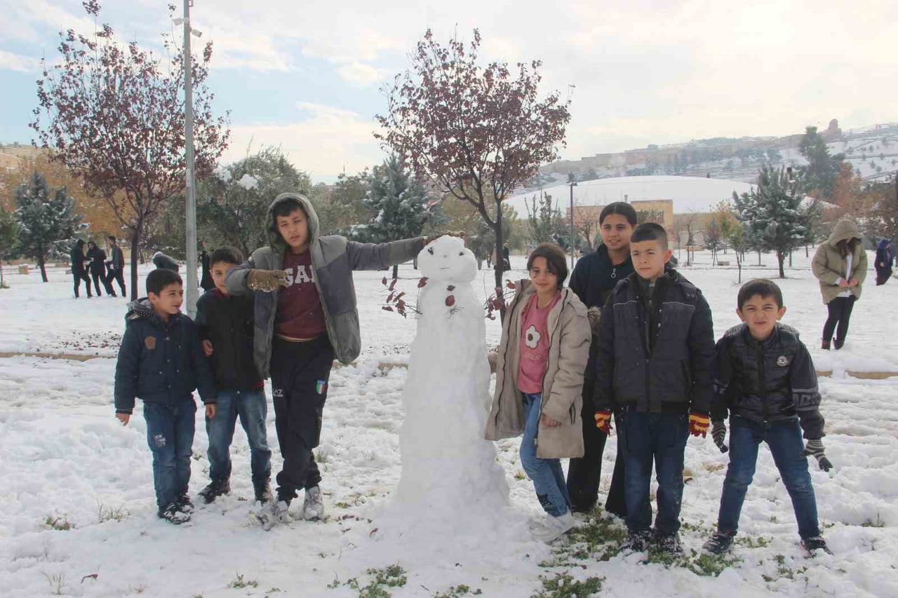 ŞANLIURFA'DA KAR YAĞIŞI HEM ÇOCUKLARIN HEM DE YETİŞKİNLERİN YÜZÜNÜ GÜLDÜRDÜ. ÇOCUKLAR PARKLARDA...