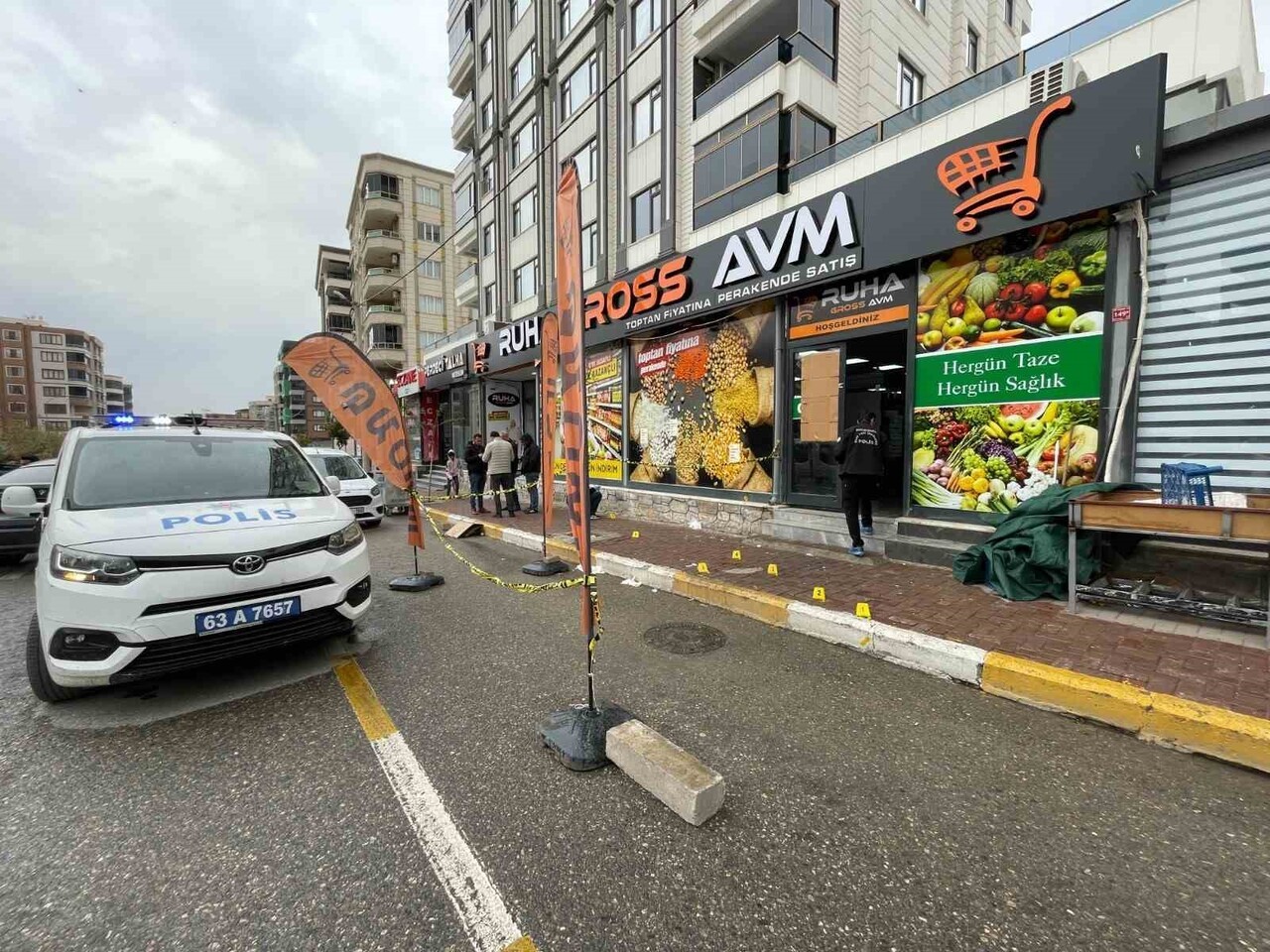 ŞANLIURFA'DA MARKETE SİLAHLI SALDIRI: 1 YARALI