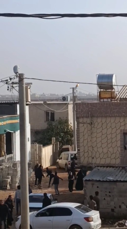 ŞANLIURFA'DA SOKAKTA OYNAYAN ÇOCUKLAR ARASINDA BAŞLAYAN TARTIŞMA, BÜYÜKLERİN DE KARIŞMASIYLA TAŞ...