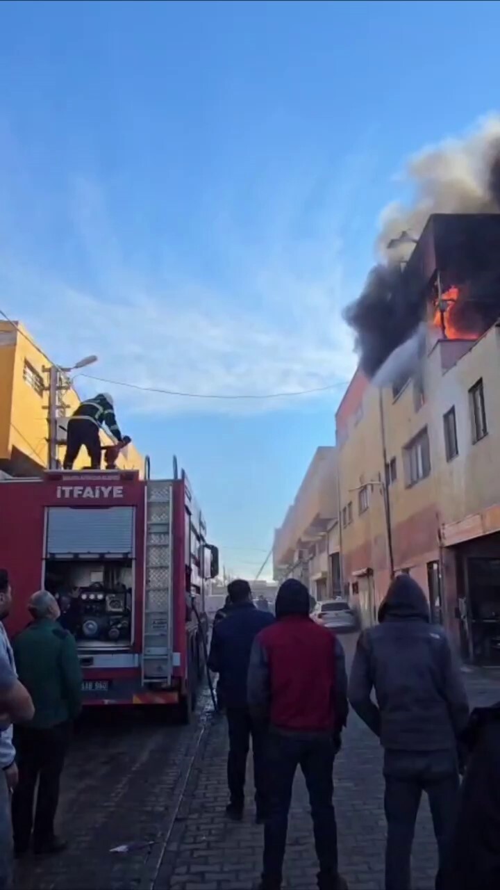 ŞANLIURFA'NIN EYYÜBİYE İLÇESİNDE BULUNAN BİR HALI YIKAMA ATÖLYESİNDE YANGIN ÇIKTI.