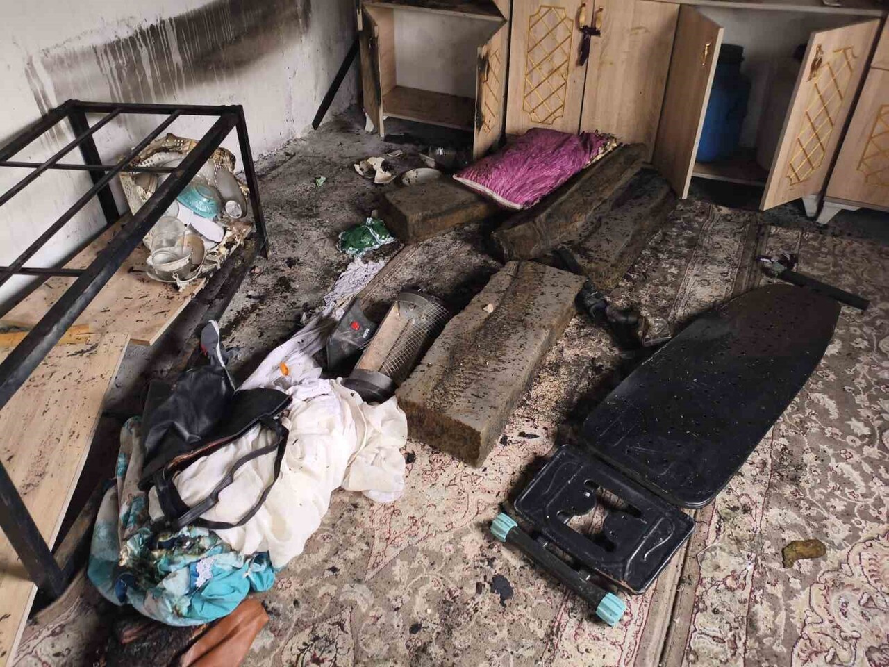 ŞANLIURFA'NIN EYYÜBİYE İLÇESİNDE YAŞAYAN 14 KİŞİLİK AİLENİN EVİ, BİLİNMEYEN NEDENLERLE ALEV...