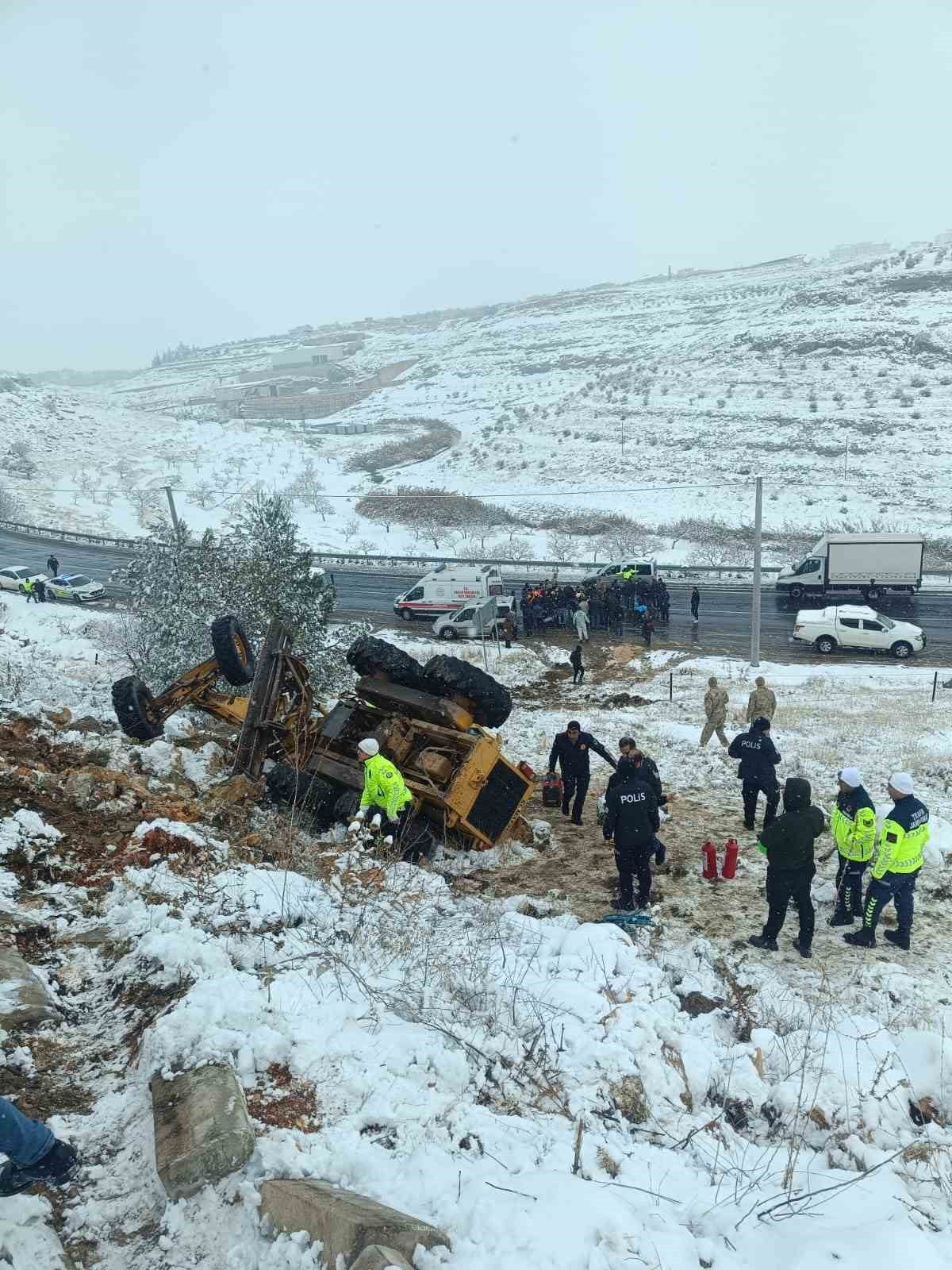 ŞANLIURFA'NIN HALFETİ İLÇESİNDE KAR TEMİZLİĞİ YAPAN İŞ MAKİNESİNİN DEVRİLMESİ SONUCU SÜRÜCÜ...
