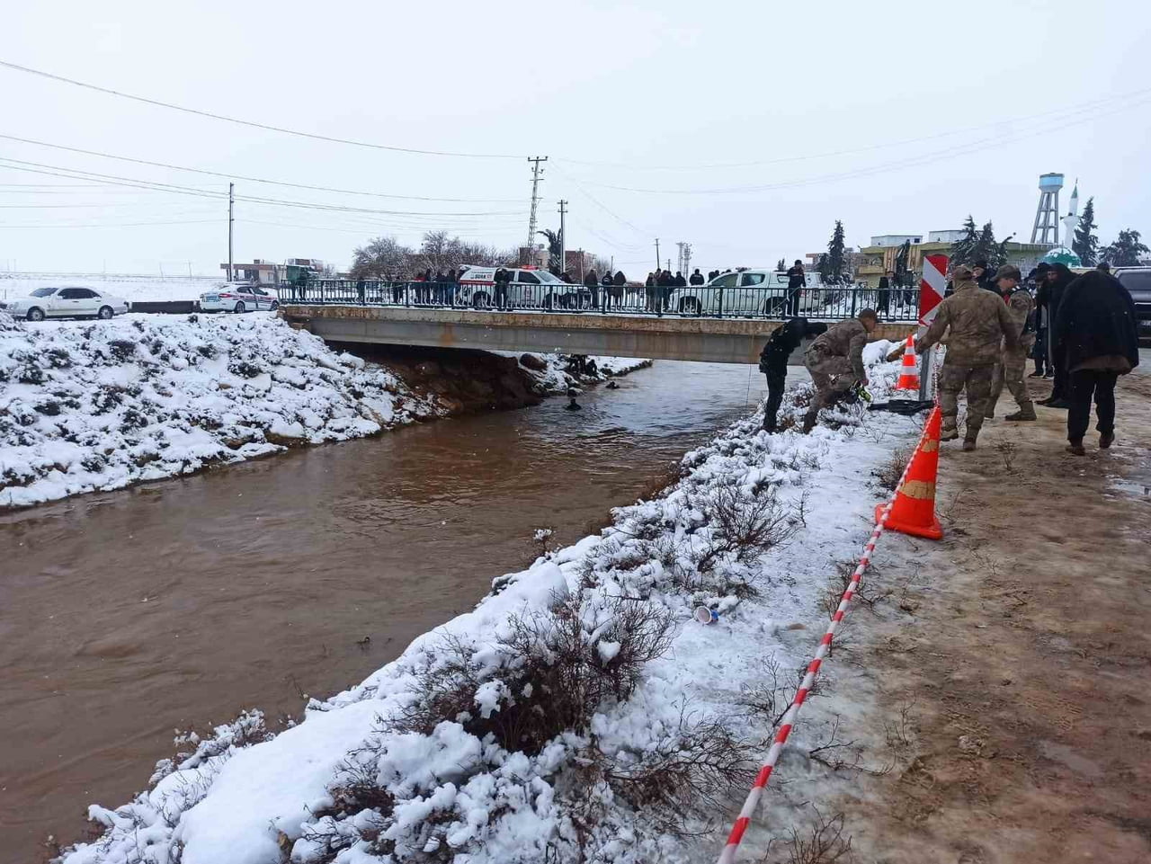 ŞANLIURFA'NIN HARRAN İLÇESİNDE, OTOMOBİLİN TAHLİYE KANALINA DEVRİLMESİ SONUCU 2 KİŞİ KENDİ...