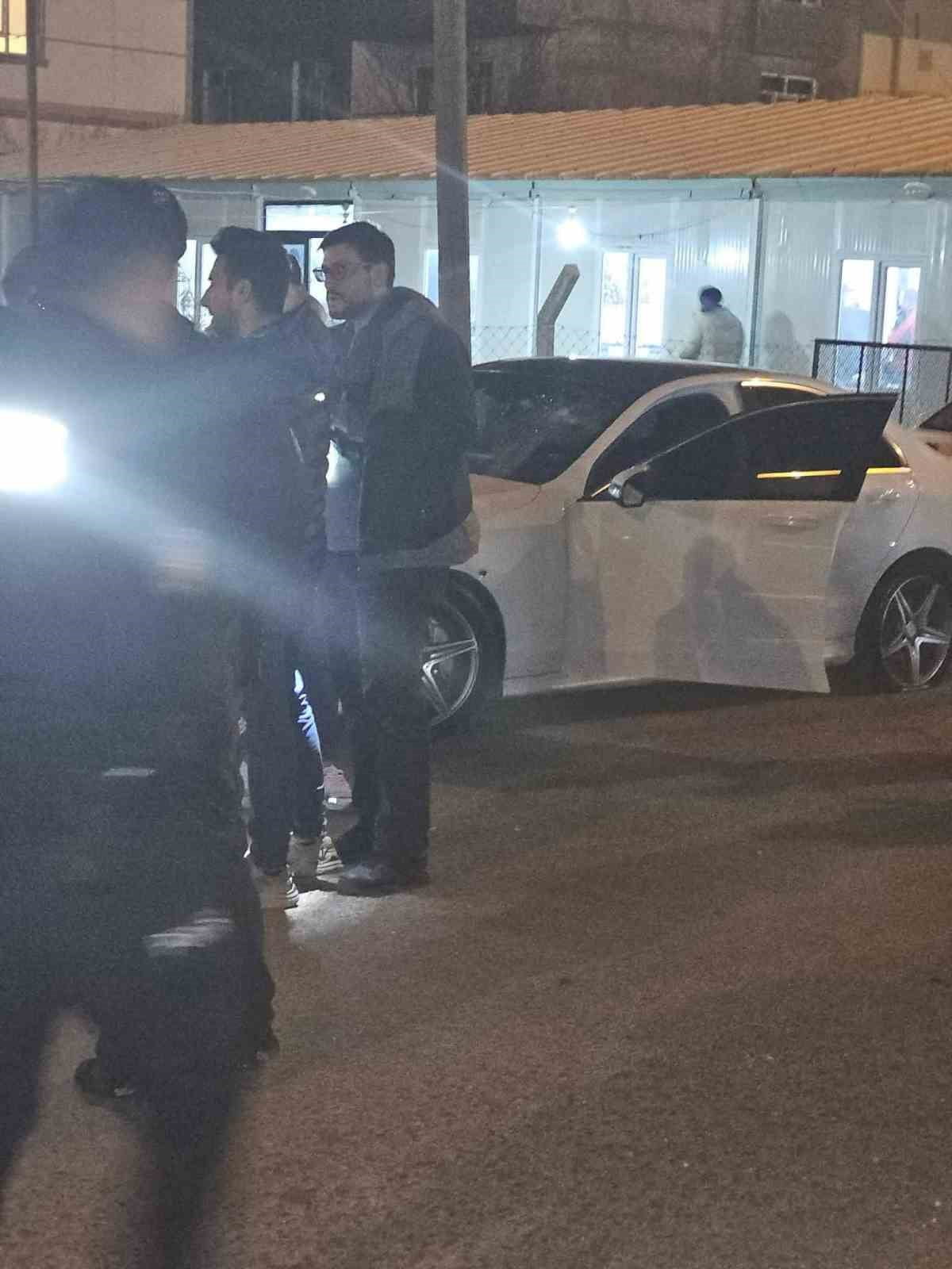 ŞANLIURFA’DA SEYİR HALİNDEKİ OTOMOBİLE SİLAHLI SALDIRI: 1 YARALI