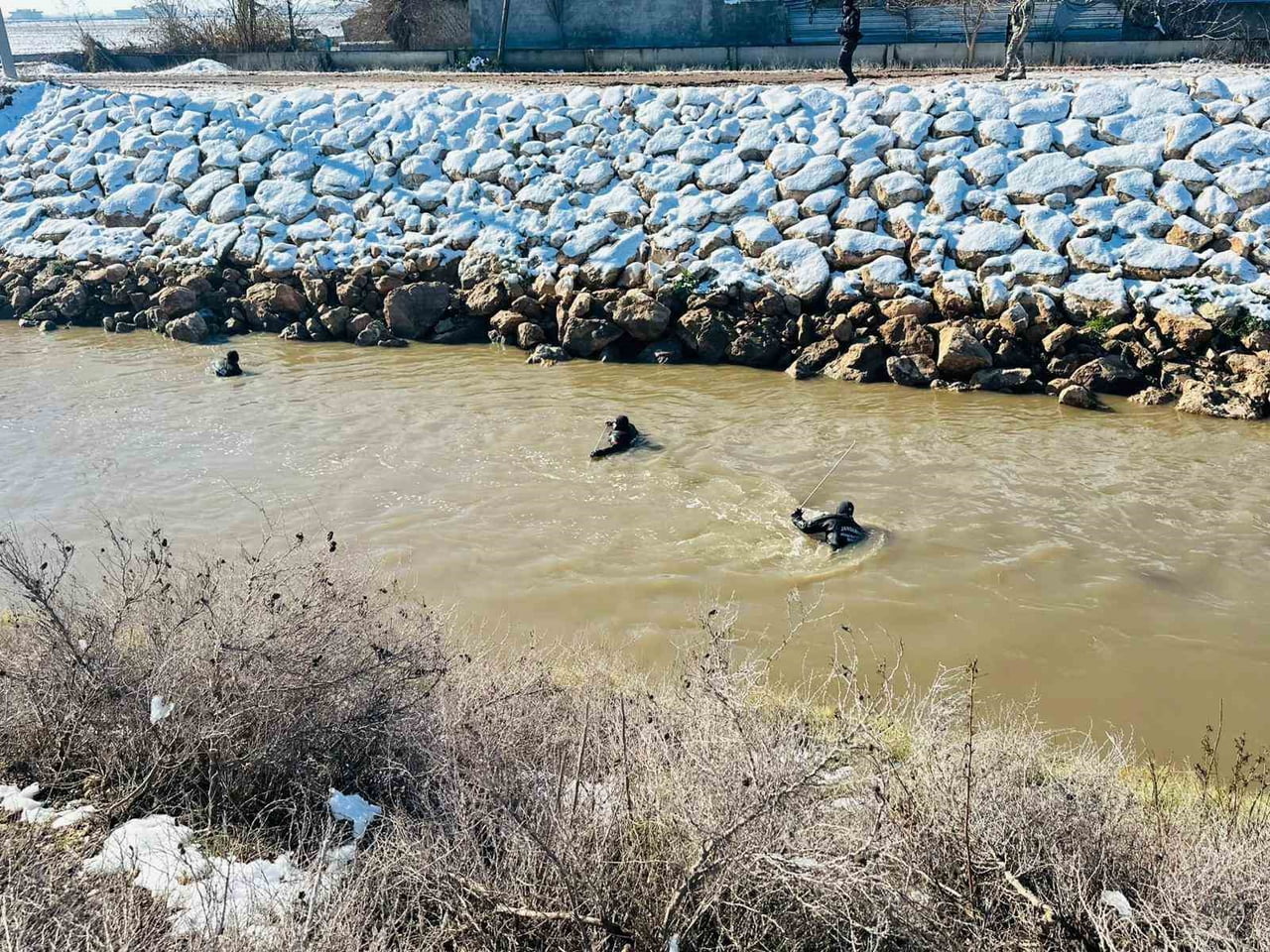 ŞANLIURFA’DA TAHLİYE KANALINA DEVRİLEN OTOMOBİLDEKİ SON ULAŞILAMAYAN KİŞİ OLAN SÜRÜCÜYÜ ARAMA...