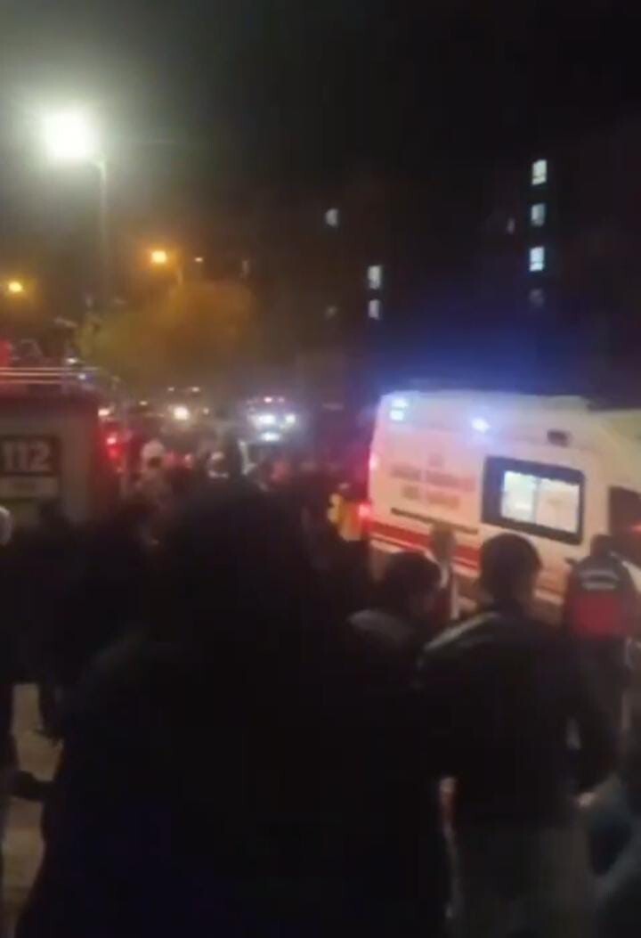 ŞANLIURFA’NIN SİVEREK İLÇESİNDE BİR APARTMANDA ÇIKAN YANGINDA 9 KİŞİ DUMANDAN...