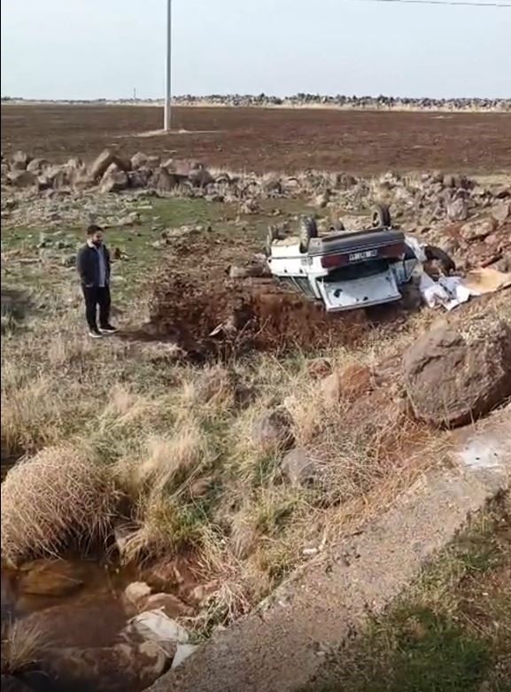 ŞANLIURFA’NIN SİVEREK İLÇESİNDE SÜRÜCÜSÜNÜN DİREKSİYON HÂKİMİYETİNİ KAYBETTİĞİ OTOMOBİL KÖPRÜDEN...