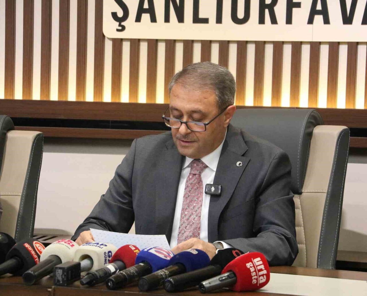 ŞANLIURFA VALİSİ HASAN ŞILDAK, ASAYİŞ VE GÜVENLİK BİLGİLENDİRME TOPLANTISI DÜZENLEDİ