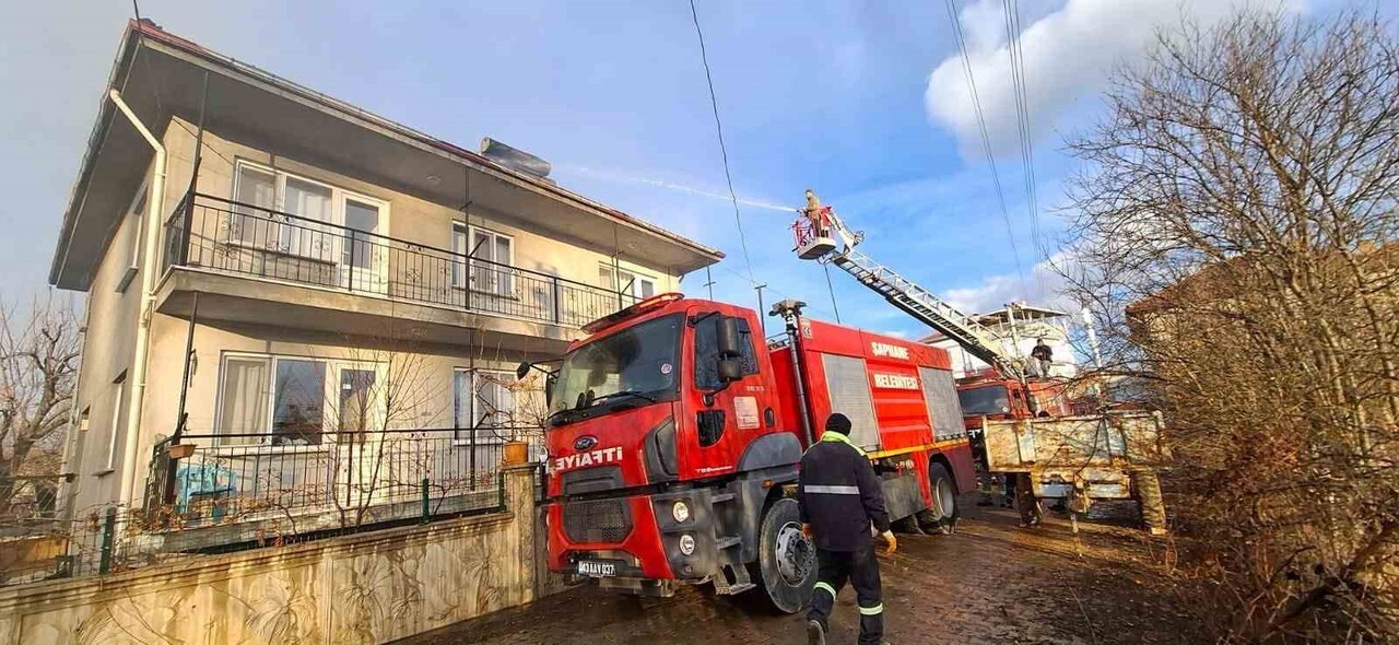 ŞAPHANE’DE ÇIKAN YANGINDA BİR EVİN ÇATISI HASAR GÖRDÜ