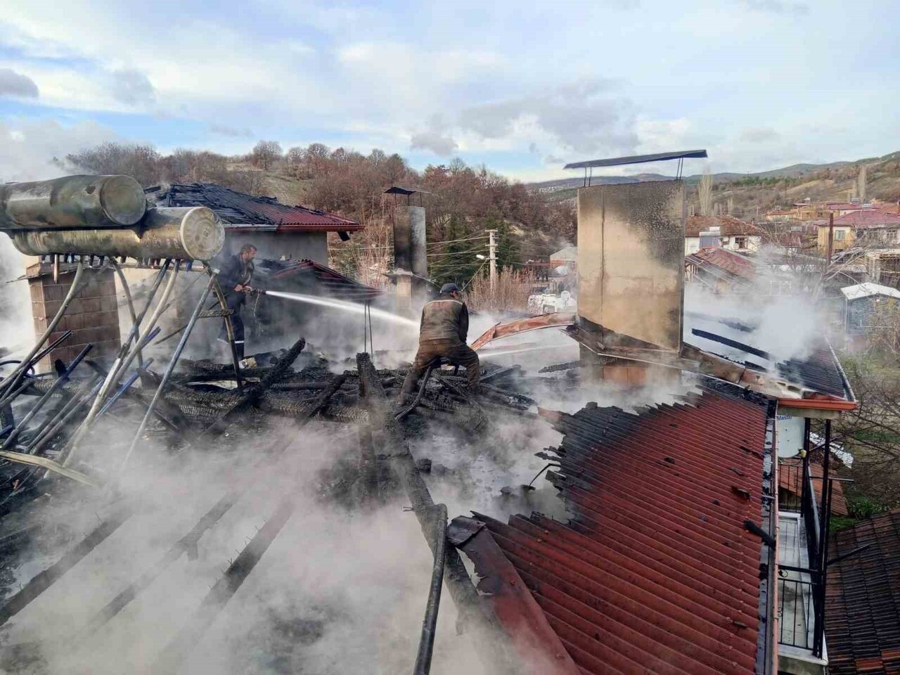 ŞAPHANE’DE ÇIKAN YANGINDA BİR EVİN ÇATISI HASAR GÖRDÜ