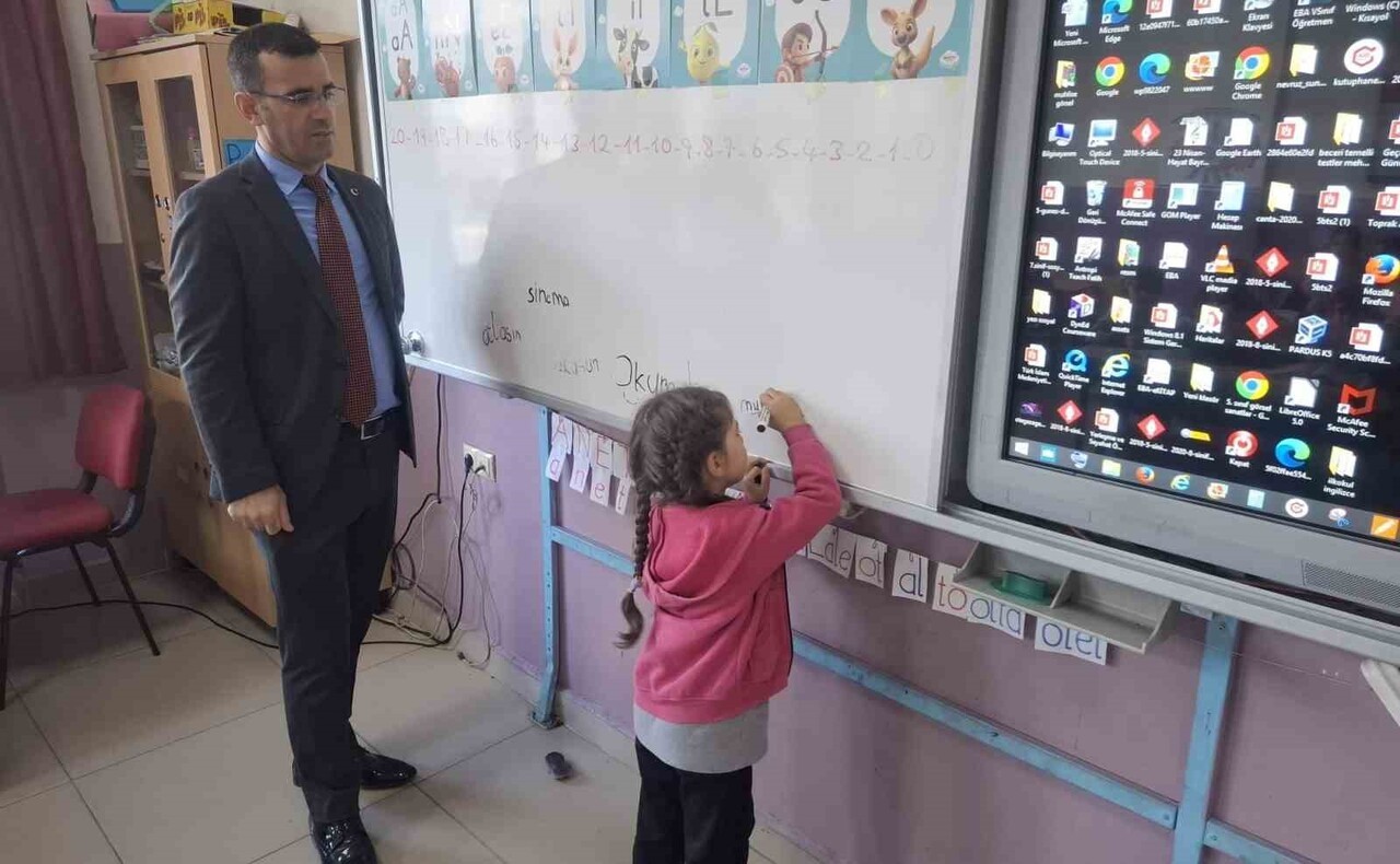 SARIGÖL İLÇE MİLLİ EĞİTİM MÜDÜRÜ CEZMİ YILDIRAK, BAYRAK TÖRENİNE KATILDIĞI OKULDA ÖĞRENCİLERLE...