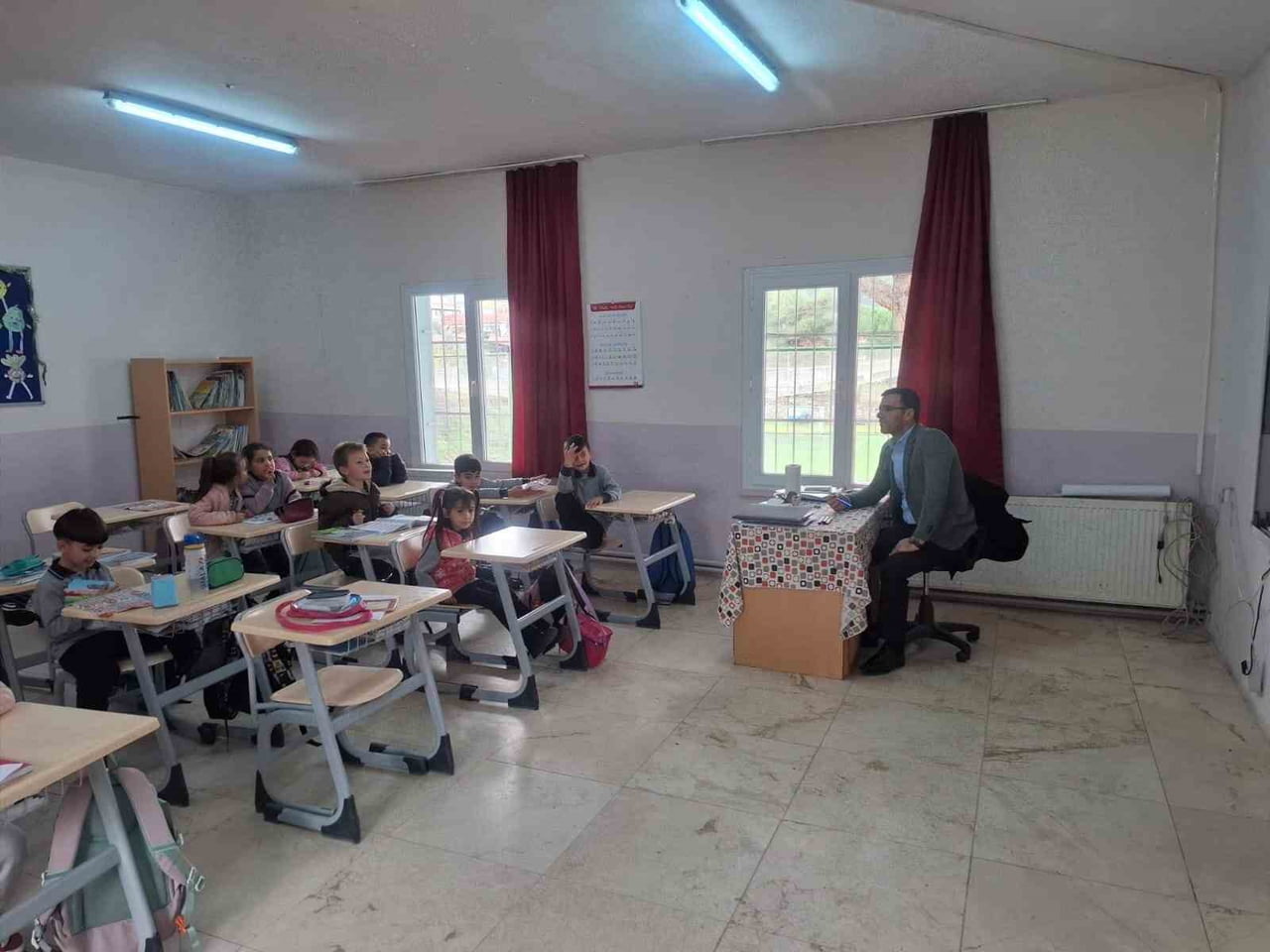 SARIGÖL İLÇE MİLLİ EĞİTİM MÜDÜRÜ CEZMİ YILDIRAK, DAİREDEKİ GÜNLÜK ÇALIŞMALARINI TAMAMLADIKTAN...