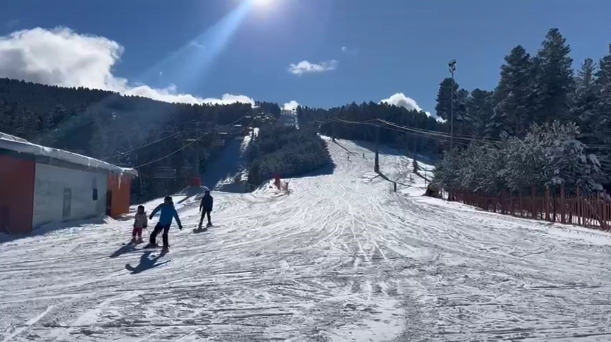 SARIKAMIŞ KAYAK MERKEZİ’NDE HAFTA SONU YOĞUNLUĞU(KARS-İHA)
