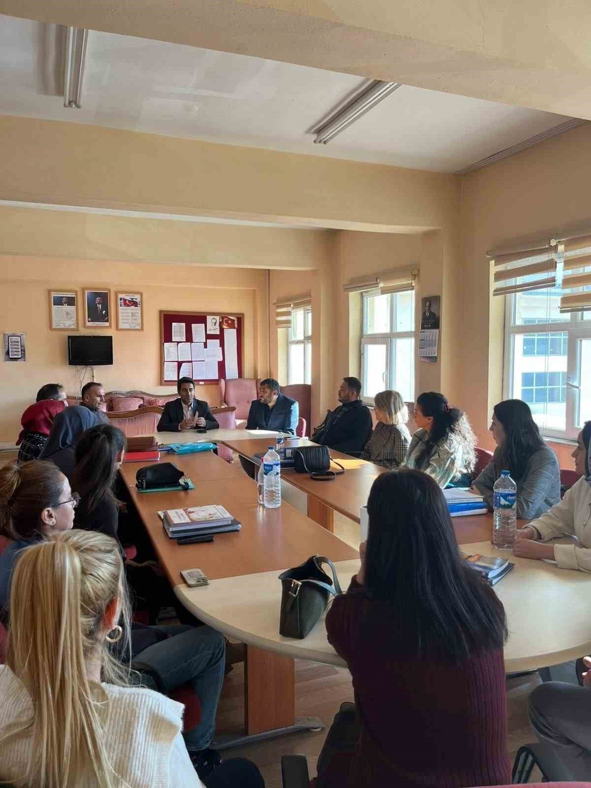 SARIKAMIŞ KAYMAKAMI ÖĞRETMEN VE ÖĞRENCİLERLE BİR ARAYA GELDİ(KARS-İHA)