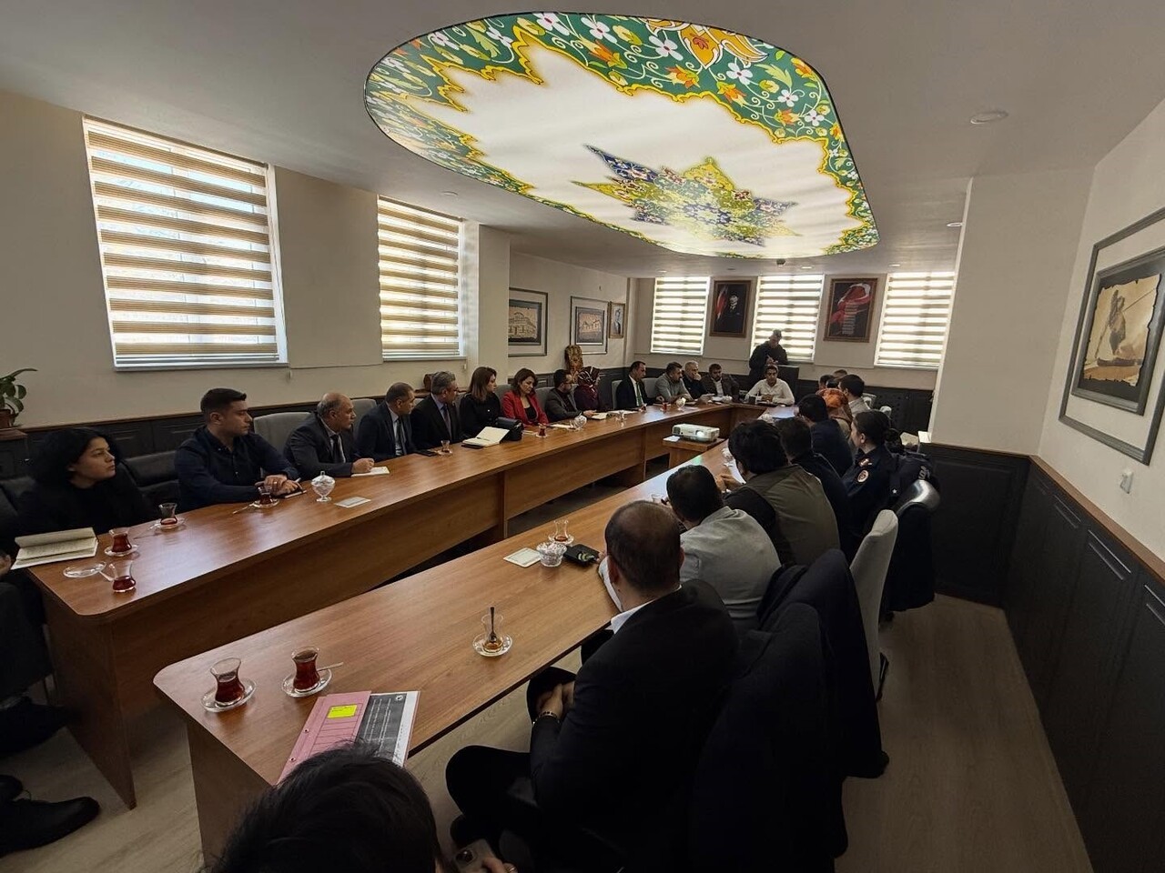 SARIKAMIŞ’TA ANMA ÖNCESİ KRİTİK TOPLANTI: "TÜRKİYE ŞEHİTLERİYLE YÜRÜYOR"(KARS-İHA)