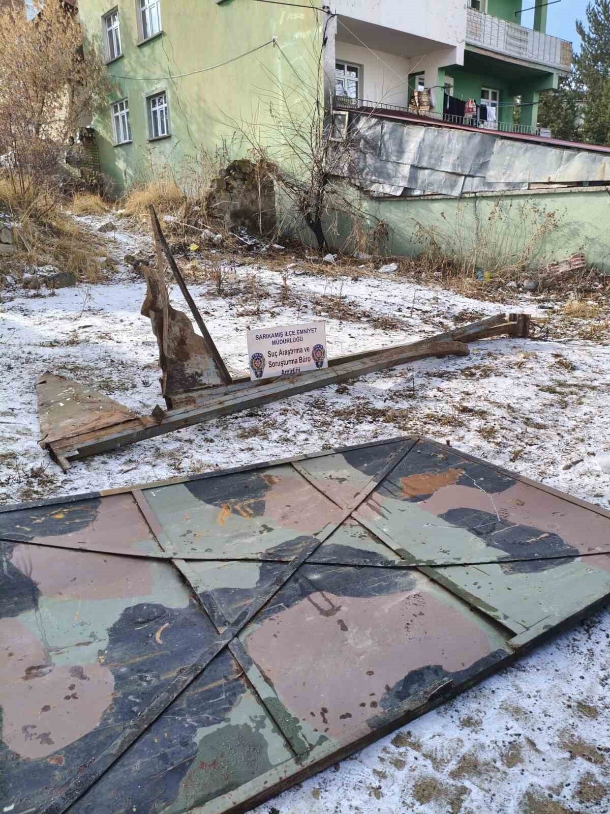 SARIKAMIŞ’TA ASKERİYEDEN HURDA MALZEME ÇALAN 2 KİŞİ TUTUKLANDI(KARS-İHA)