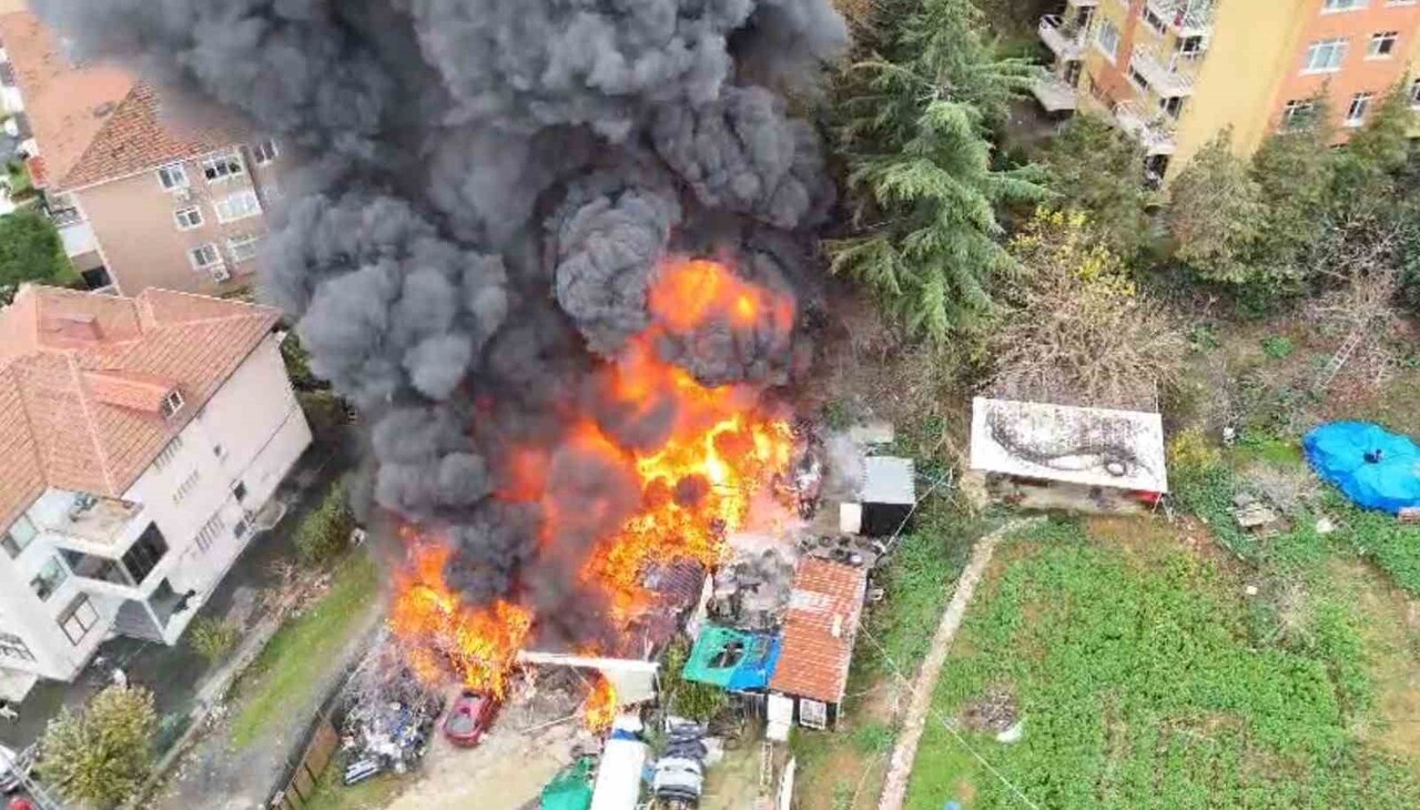 SARIYER’DE OTO TAMİRHANE DEPOSUNDA YANGIN PANİĞİ: DÜKKAN KULLANILAMAZ HALE GELDİ