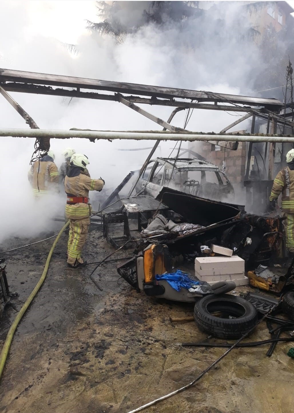 SARIYER’DE OTO TAMİRHANE DEPOSUNDA YANGIN PANİĞİ: DÜKKAN KULLANILAMAZ HALE GELDİ