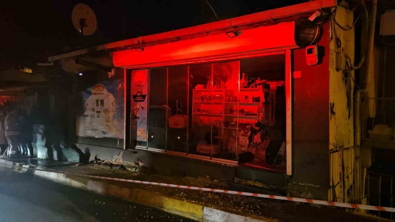 SARIYER’DE TEMELİNDEN KAYAN BİNA GECEKONDUYA YASLANDI: FACİANIN EŞİĞİNDEN DÖNÜLDÜ