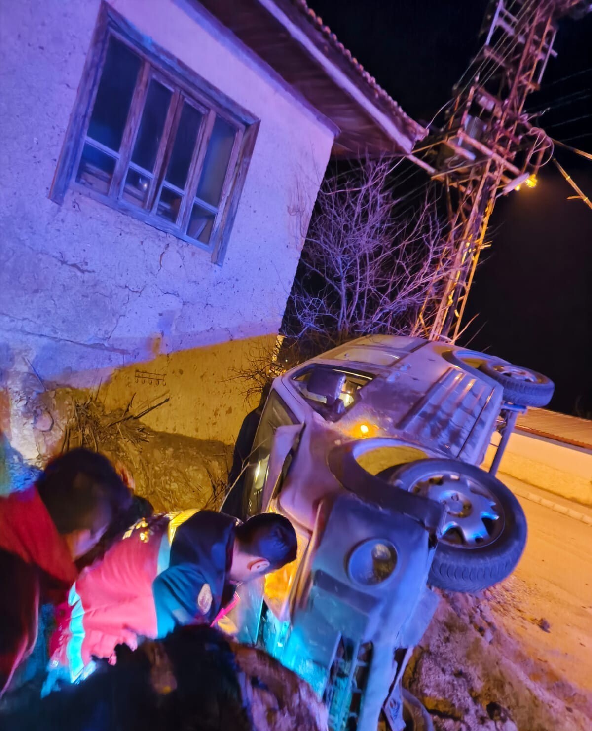 ŞARKİKARAAĞAÇ İLÇESİNDE SÜRÜCÜSÜNÜN DİREKSİYON HAKİMİYETİNİ KAYBETMESİ SONUCU DEVRİLEN HAFİF...