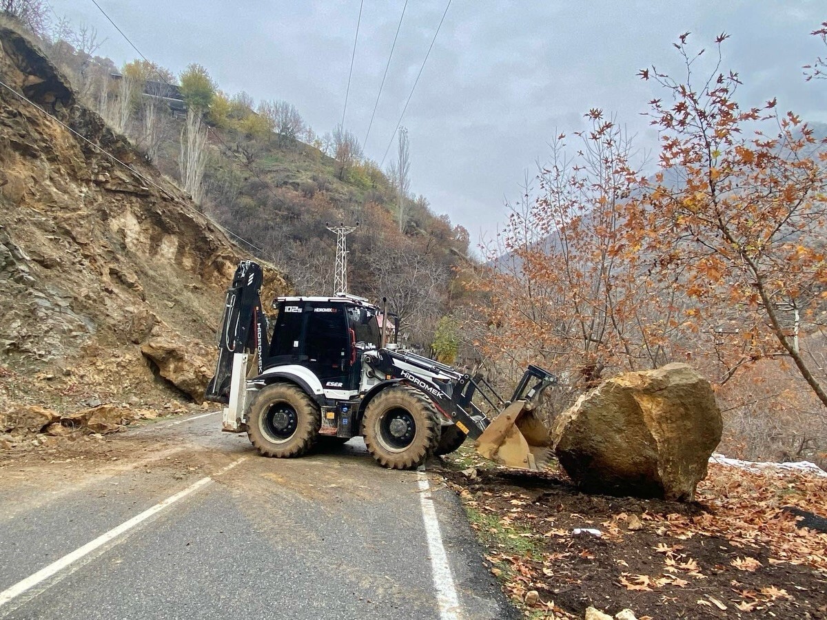 SASON’DA KÖY YOLLARINI KAPAYA DEV KAYALAR PARÇALARI KALDIRILDI