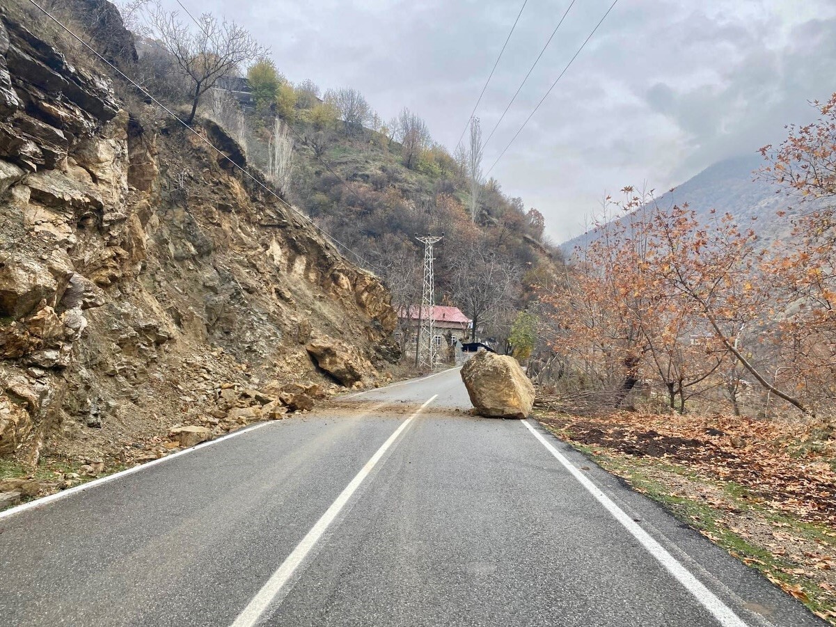 SASON’DA KÖY YOLLARINI KAPAYA DEV KAYALAR PARÇALARI KALDIRILDI