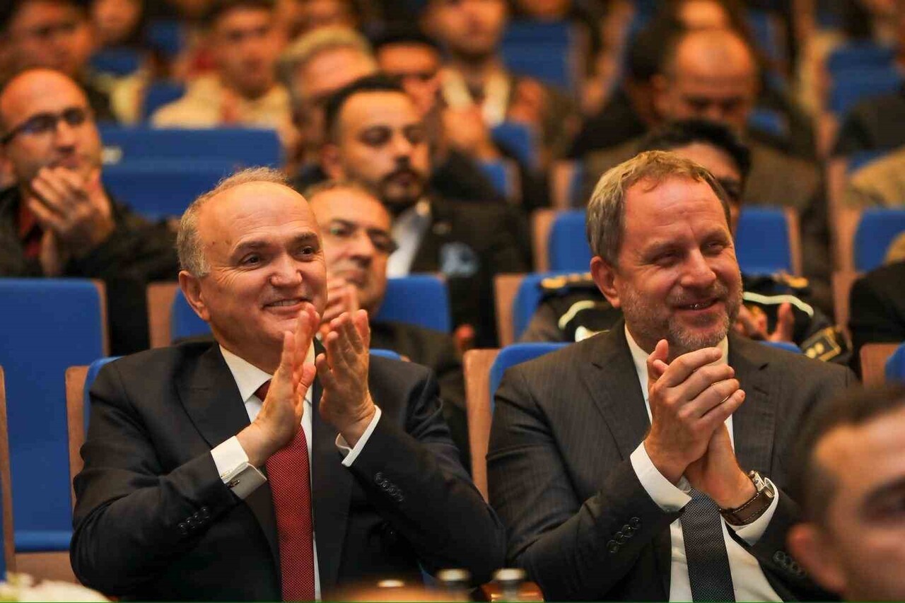 SAVUNMA SANAYİCİLERİ DERNEĞİ BAŞKANI OSMAN OKYAY İÇİN DÜZCE ÜNİVERSİTESİ TARAFINDAN FAHRİ DOKTORA...