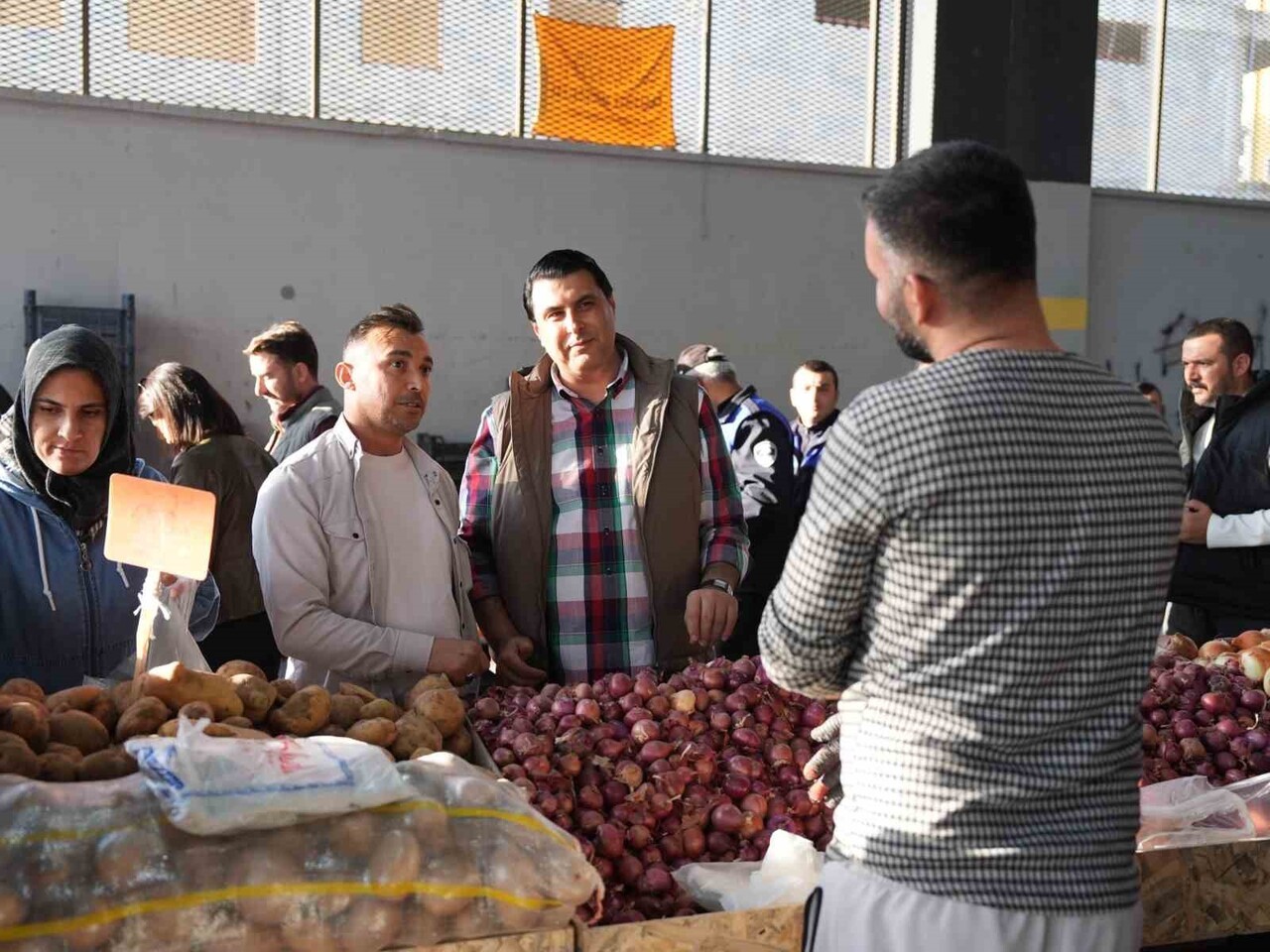 ŞEHİTKAMİL BELEDİYE BAŞKANI UMUT YILMAZ, BEYKENT MAHALLESİ’Nİ ZİYARET EDEREK, PAZARYERİNDE ESNAF...