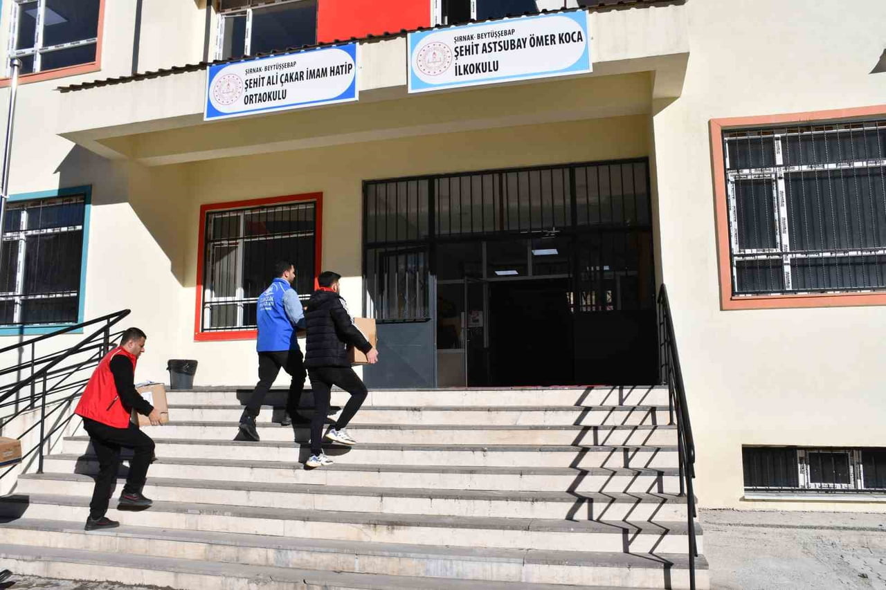 ŞEHİTLER KÜTÜPHANESİNE YÜZLERCE KİTAP HEDİYE EDİLDİ.