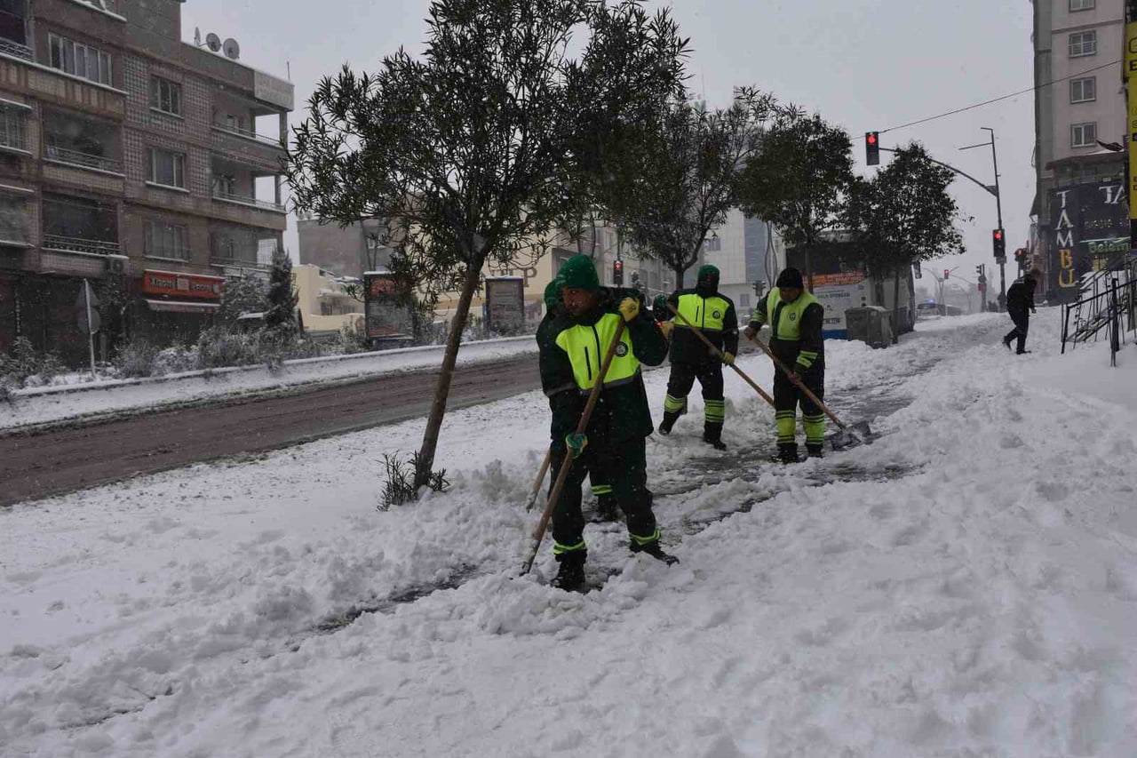 ŞEHRİ ETKİSİ ALTINA ALAN YOĞUN KAR YAĞIŞI SONRASI ŞAHİNBEY BELEDİYESİ, VATANDAŞLARIN GÜNLÜK...