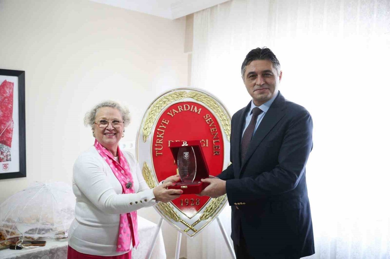 SERGİNİN  AÇILIŞINDA, ALİAĞA BELEDİYE BAŞKANI SERKAN ACAR'A BUGÜNE KADAR DERNEĞE SAĞLADIĞI...