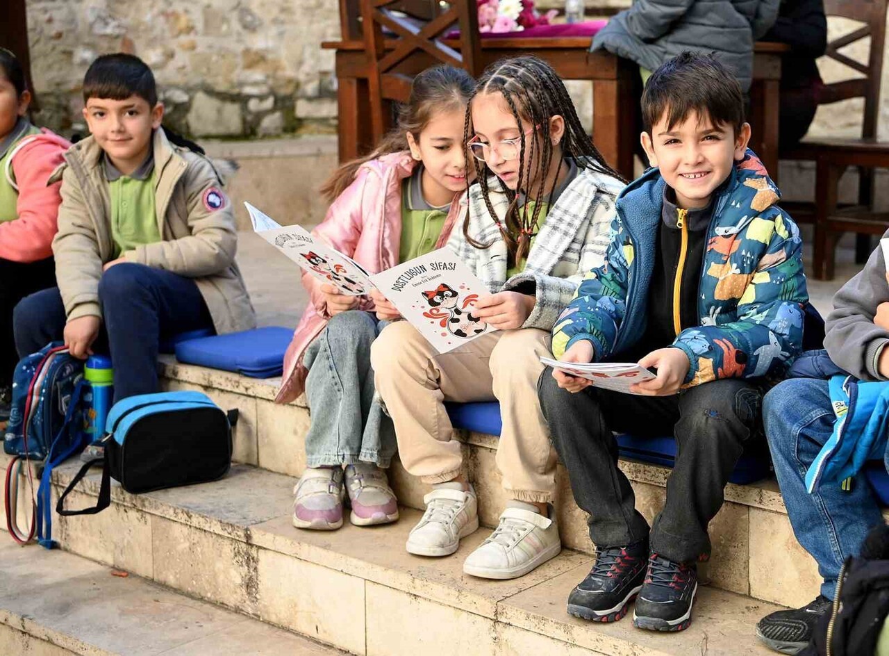 SEYAKMER'DE ÇOCUKLARA HEM KİTAP HEM HAYVAN SEVGİSİ AŞILANDI