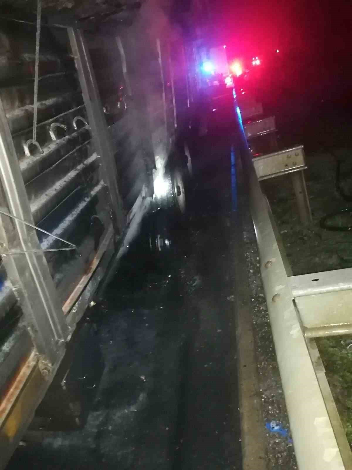 SEYİR HALİNDEKİ ÇEKİCİ ALEV ALDI